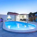 5 Bedroom Awesome In *