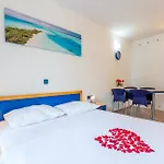 5 Bedroom Awesome In *