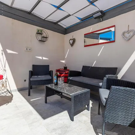 Holiday home 5 Bedroom Awesome In Stanici