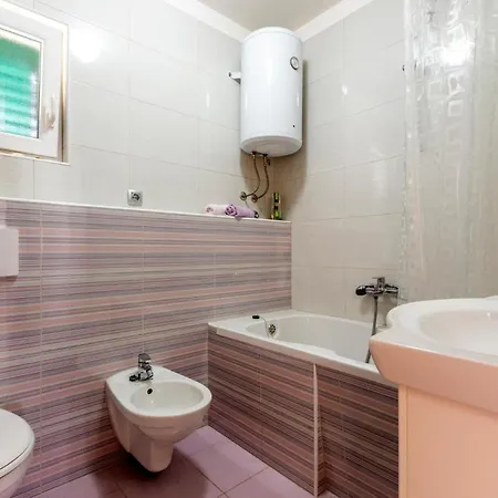 Holiday home 5 Bedroom Awesome In Stanici